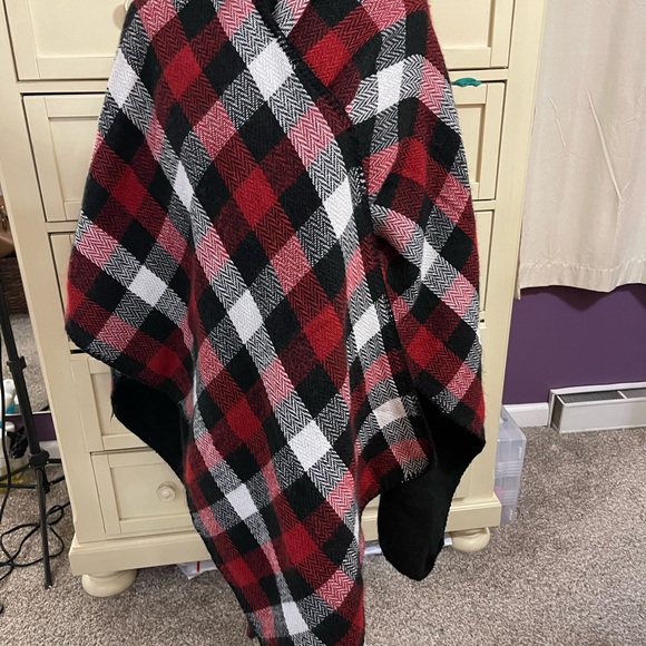 Woolrich Jackets & Blazers - Woolrich Reversible one-size Poncho Wrap in plaid and Black - great condition